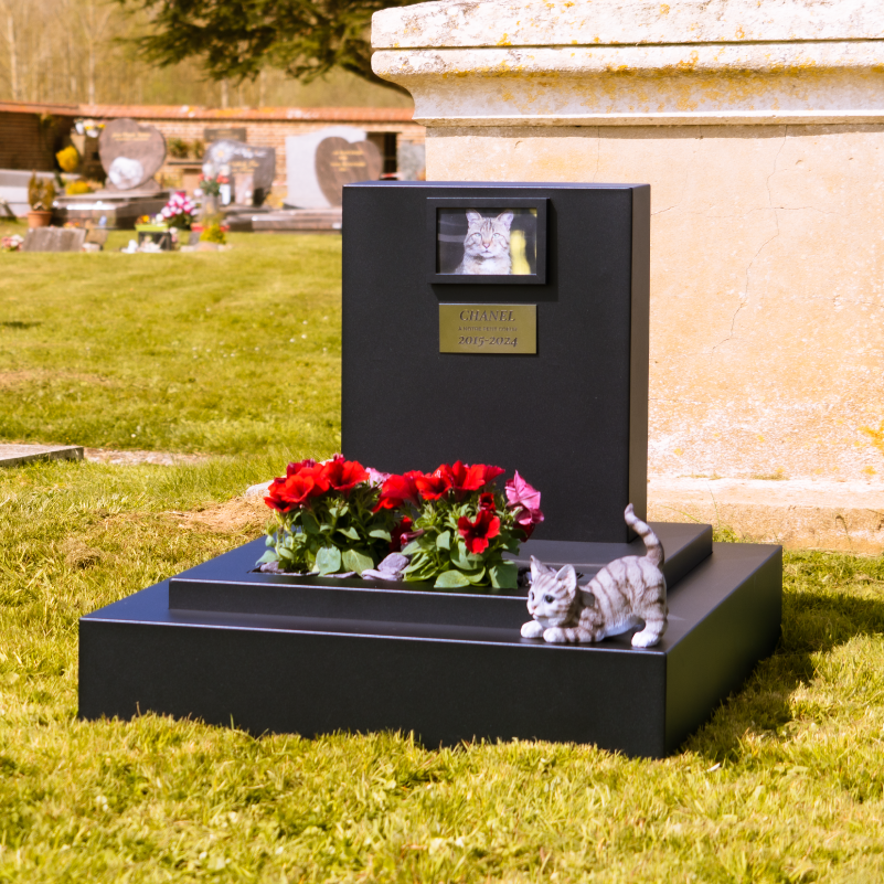 Memorys, le monument funéraire pour animaux avec stèle haute et jardinière en situation