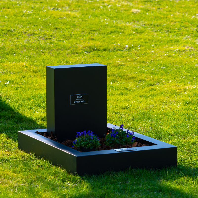 Zephyrys, le monument funéraire pour animaux, noir basalte en situation dans l'herbe